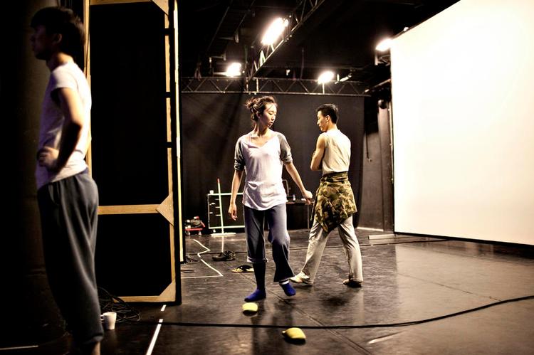 hjerterum. Dansehallerne råder over flere scener og dansestudier i  den gamle tappehal på Carlsberg og  mener nok, at der også kan være plads  til en åben scene. Her prøves der til  forestillingen 'Monolith' i Dansehallerne. 