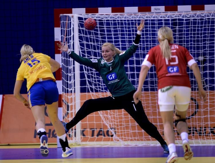 skytter. Sandra Toft redder et svensk forsøg i Danmarks åbningskamp ved EM. 