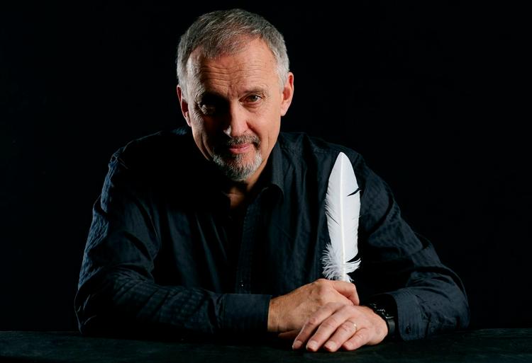 Bøger. Jussi Adler-Olsen sender i sin nye bog Carl Mørck på sporet af en sag om svindel med udviklingsbistand og skumle drengesoldater i junglen i Afrika. 