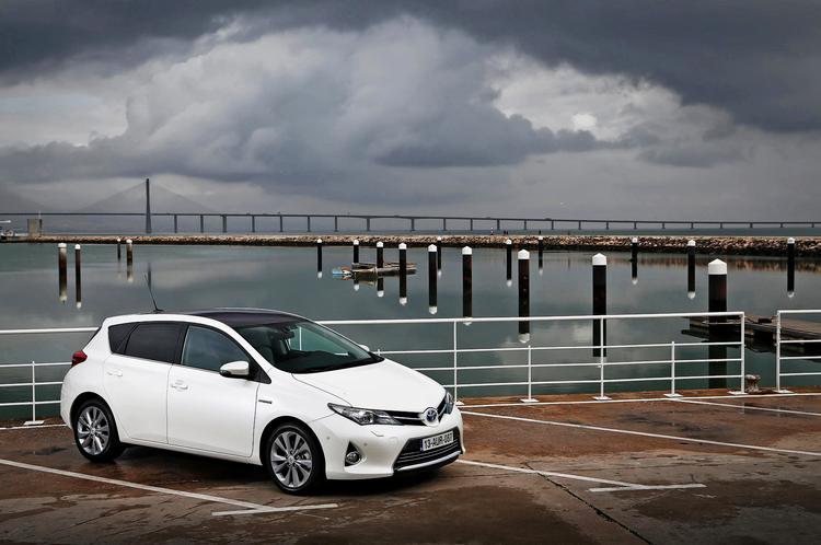 Skærpet. Lygter og kølergrill går næsten sammen i et bånd på den nye Auris. En femdørs hatchback er indtil videre eneste mulighed. 