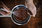 Højglans. Så blank og lækker, som den smeltede chokolade er, skal den færdige konfekt også gerne være. Det kan også lade sig gøre,  hvis man tempererer overtrækschokoladen korrekt. 