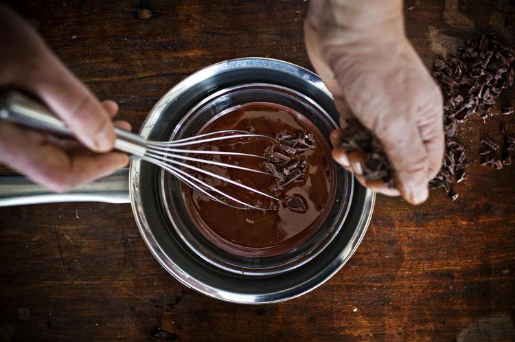 Højglans. Så blank og lækker, som den smeltede chokolade er, skal den færdige konfekt også gerne være. Det kan også lade sig gøre,  hvis man tempererer overtrækschokoladen korrekt. 