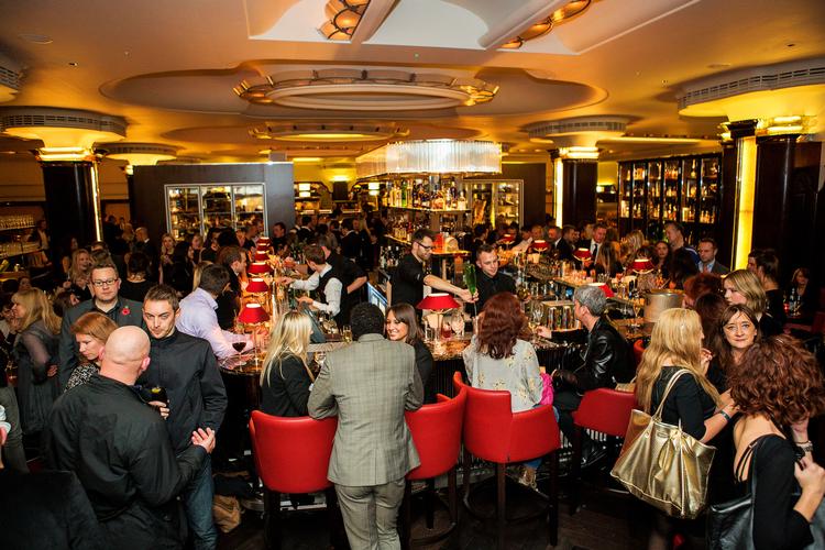 Eksport. Den danske steakrestaurant MASH åbnede i London  i begyndelsen af november. Selv om konceptet er internationalt, står de ifølge madanmelder Helle Brønnum Carlsen med et nordisk trumfkort:  »Det, at de serverer kød fra Danmark, gør jo, at de har et nordisk særkende, som adskiller dem fra steakhouse- konkurrenterne i London«. 