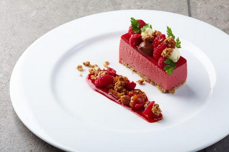 Afslutningsmiddag. Vil du slippe for at stå i køkkenet den 31., kan du købe Søren K's lækre nytårsmenu. Her desserten med hindbær. 