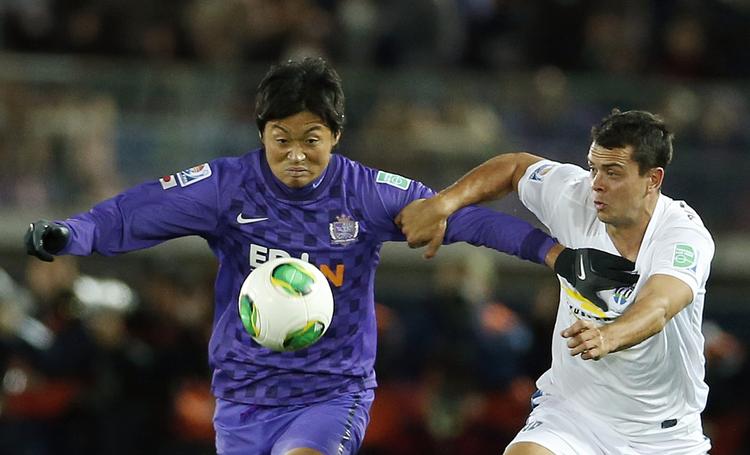 Banebrydende. Sanfrecce Hiroshima og Kazuhiko Chiba (t.v.) spillede sig videre i en historisk kamp ved VM for klubhold. 