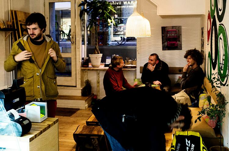 Råt. Henrik Palle fandt et gløggfrit område hos rawfoodcafeen The Raw Tribe. 