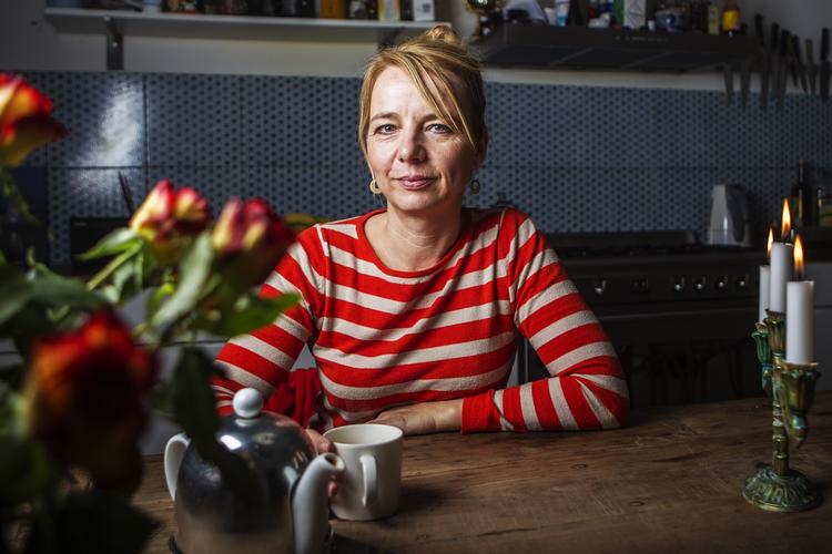 Aktuel med rolle i DR2s julekalender Jul i kommunen.Petrine Agger går generelt ikke op i ting. Skal hun fremhæve noget, hun er glad for, er det langbordet i køkkenet, som mange venner ofte samles omkring og de flotte håndlavede fliser på væggen bag hende. 