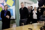Overdragelse. Der er triste miner, men også smil, latter og mange klapsalver til den afgående minister Uffe Elbæk. 