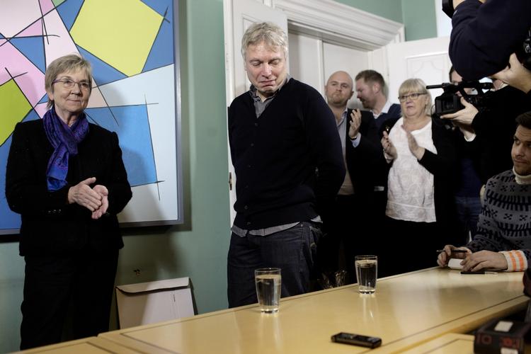 Overdragelse. Der er triste miner, men også smil, latter og mange klapsalver til den afgående minister Uffe Elbæk. 