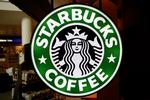 Kaffe. Starbucks logo på café. 