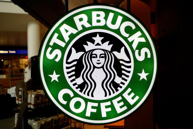 Kaffe. Starbucks logo på café. 