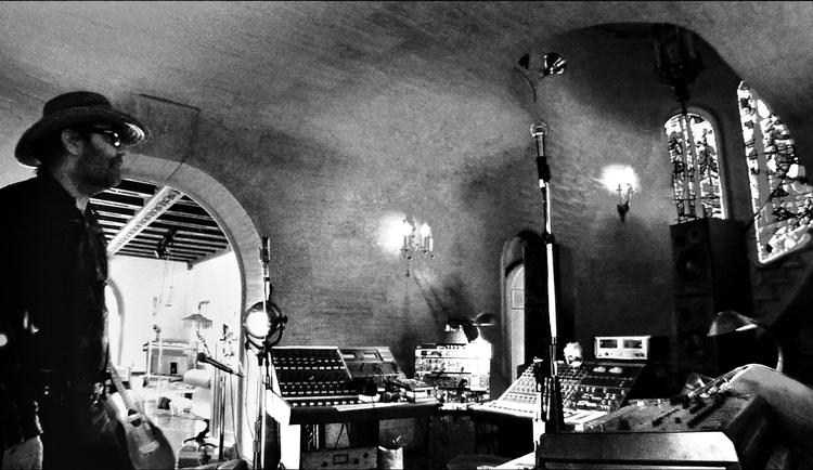 Lydrum. »Geografiske  steder har deres egen kraft«, siger superproduceren og sangskriveren  Daniel Lanois,  der rejser verden rundt for at finde lyde. Her ses han i studiet i Silver Lake, hvor han producerede Neil Young- albummet  'Le Noise'. 