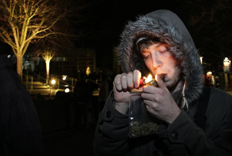 Midnatsfed. I Seattles råkolde decembernat tændte omtrent 100 forsamlede ved midnatstid op for pot og hash for at fejre legaliseringen, der nu træder i kraft. 