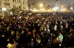 Morsi-modstand. De er ikke tilfredse, egypterne, og tusindevis samledes foran præsidentpaladset i og viste det i aftes og i nat. 