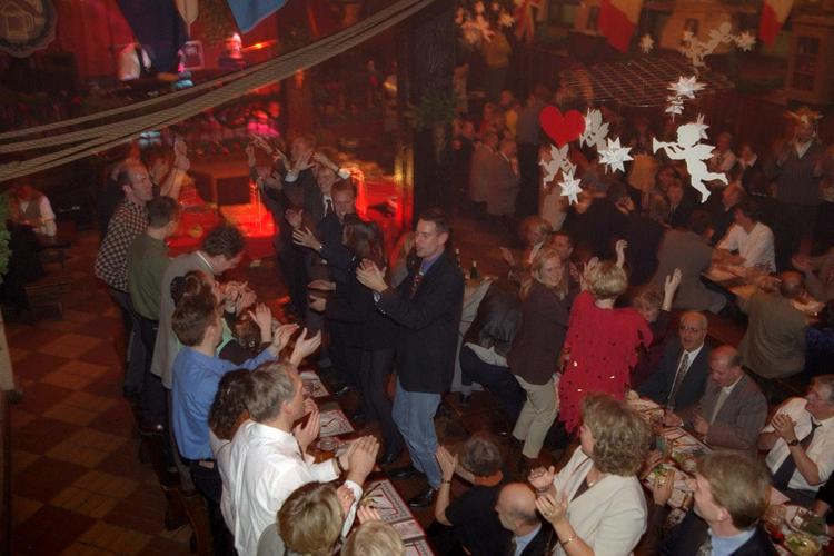 Julefrokost. Skader sket til en firmajulefrokost tæller som en arbejdsskade, også selv om den uheldige er fuld. (Arkivfoto) 