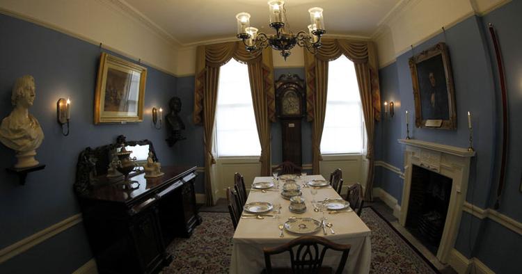 HJEM. Nu kan turister besøge Charles Dickens' hjem og se det skrivebord, hvor Oliver Twist blev skrevet. 
