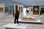 Nytænkning. De besøgende kan  se værker fra 6.000 års global  kulturhistorie i det lange 'tidsgalleri'. Hvert femte år er samlingen i Louvre-Lens helt udskiftet, mens der løbende er særudstillinger. Men Mona Lisa bliver i Paris. 
