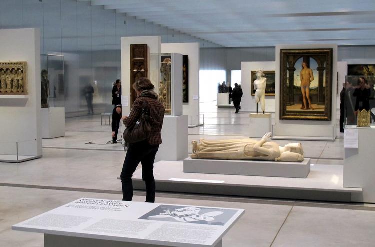 Nytænkning. De besøgende kan  se værker fra 6.000 års global  kulturhistorie i det lange 'tidsgalleri'. Hvert femte år er samlingen i Louvre-Lens helt udskiftet, mens der løbende er særudstillinger. Men Mona Lisa bliver i Paris. 