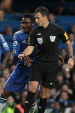 straffet. Chelseas Mikel (tv) truede efter kampen mod Manchester United dommer Mark Clattenburg (th) i den tro, at dommeren havde kaldt ham »en abe«. 