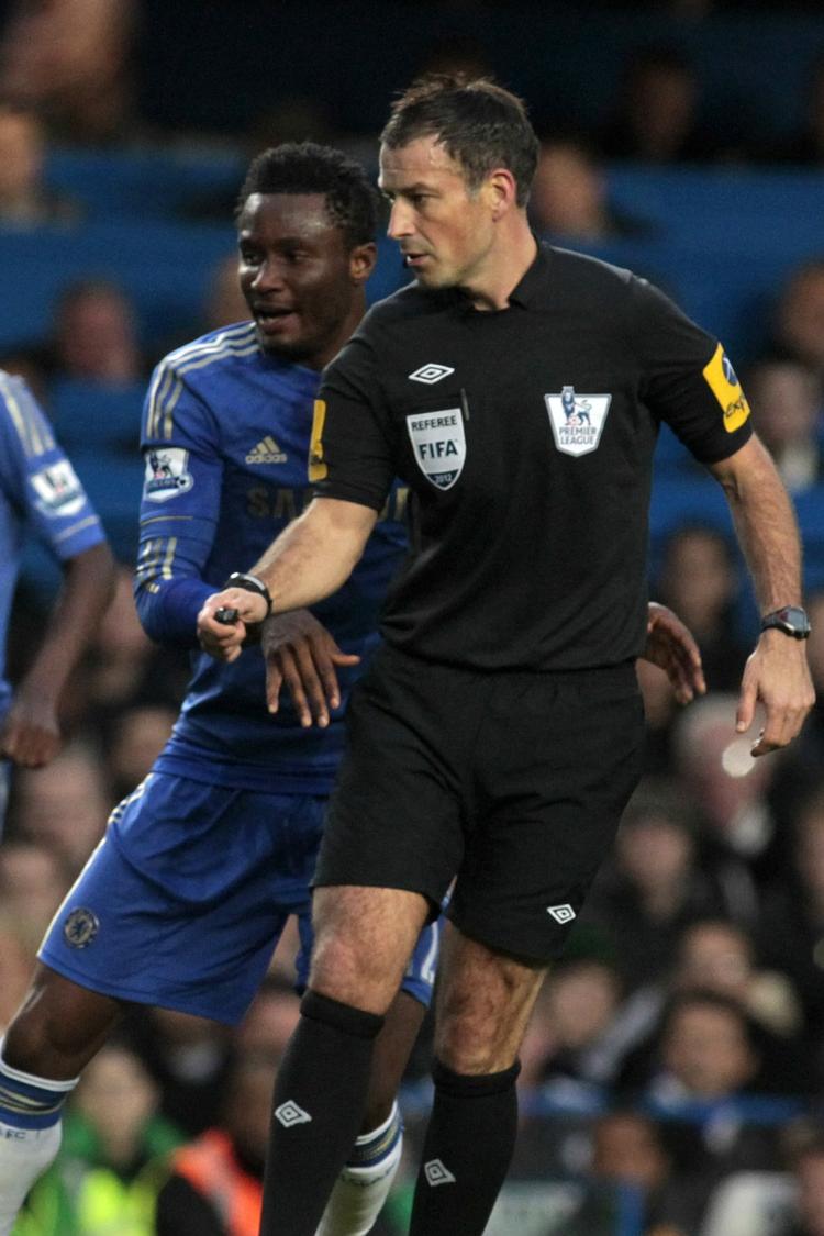 straffet. Chelseas Mikel (tv) truede efter kampen mod Manchester United dommer Mark Clattenburg (th) i den tro, at dommeren havde kaldt ham »en abe«. 