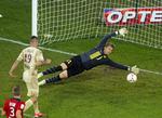 Topmålmand. Landsholdsreserven blev i 2011 kåret som bedste målmand i den franske liga foran Hugo Lloris, der nu er landsholdsanfører for Frankrig. 