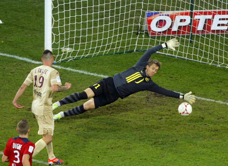 Topmålmand. Landsholdsreserven blev i 2011 kåret som bedste målmand i den franske liga foran Hugo Lloris, der nu er landsholdsanfører for Frankrig. 