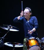 forbrødring. Den 48-årige danske Metallica-trommeslager og Napster-stifter Sean Parker har fundet hinanden efter års fjendskab. 