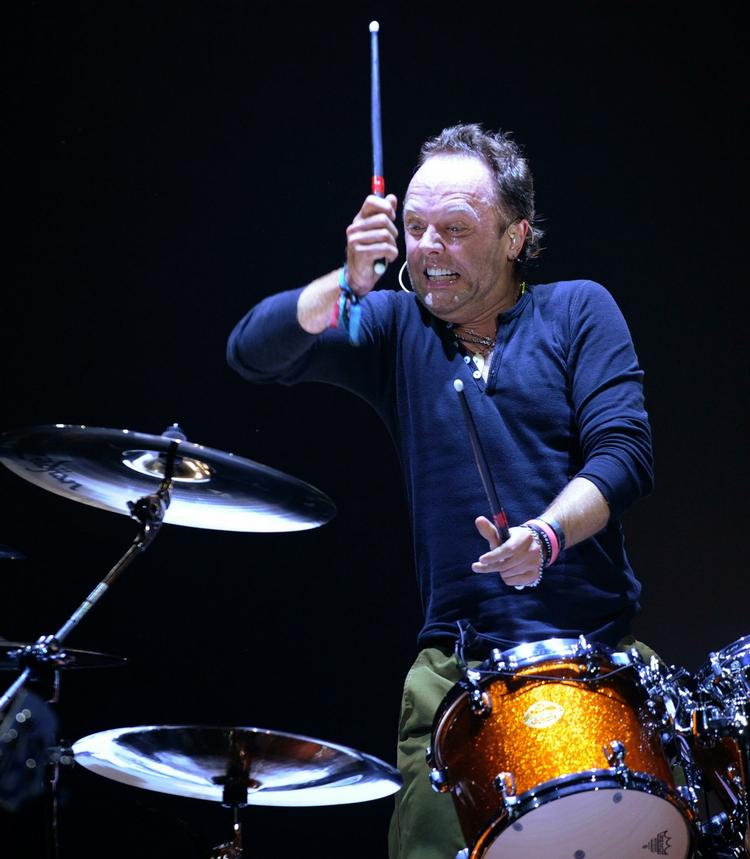 forbrødring. Den 48-årige danske Metallica-trommeslager og Napster-stifter Sean Parker har fundet hinanden efter års fjendskab. 