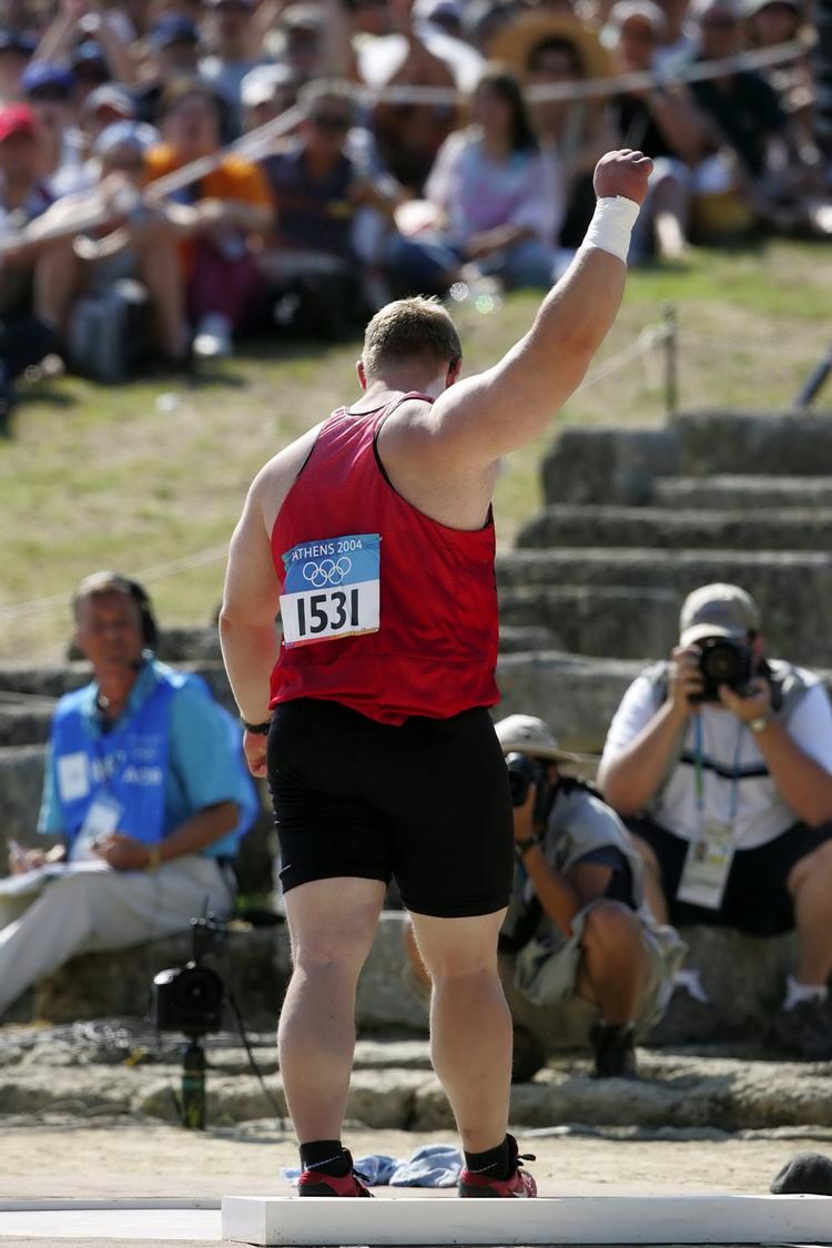 21,07. Joachim B. Olsen var kun 10 centimeter fra OL-guldet i 2004, hvor både Adam Nelson og Yuri Bilonog blev noteret for stød på 21,16 meter 