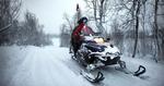 Fartdjævel. På en snescooter kan det være svært at holde fingrene fra gashåndtaget, men Göran Eriksson advarer mod at køre for stærkt, for en scooter tipper let. 