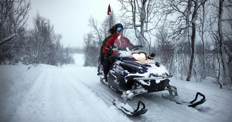 Fartdjævel. På en snescooter kan det være svært at holde fingrene fra gashåndtaget, men Göran Eriksson advarer mod at køre for stærkt, for en scooter tipper let. 