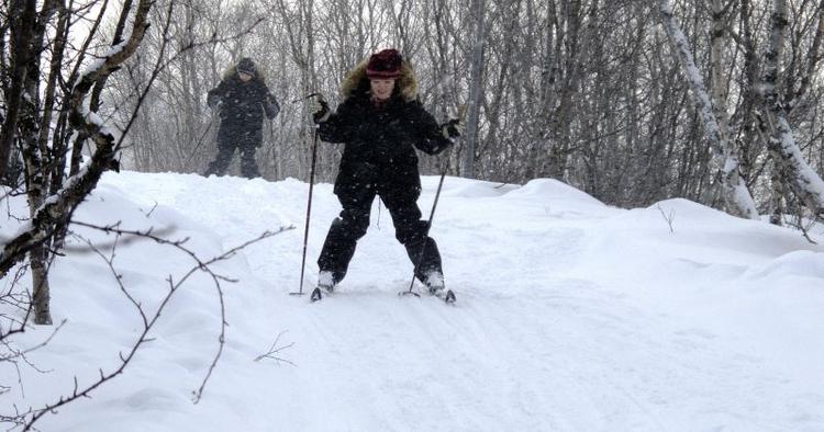Nybegynder. Selv om mange kommer til Abisko for at opleve nordlyset, er det alligevel fristende at tage et begynderkursus på ski i dagtimerne. 