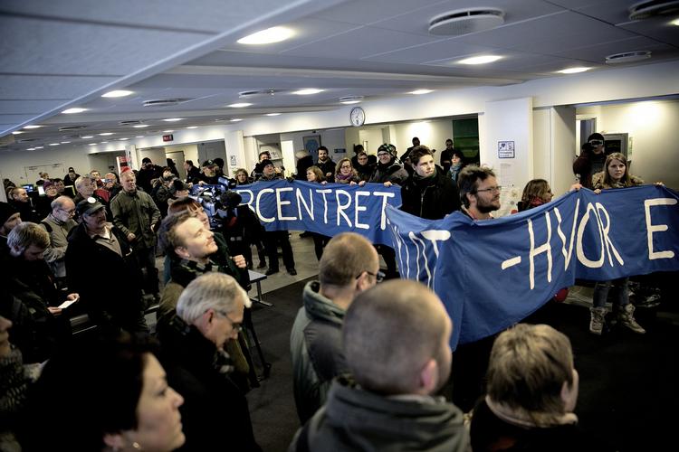 Protest. Det var et smilende personale, der tog imod de over hundrede, fredelige demonstranter, der ville gøre opmærksom på det, de kalder 'en usolidarisk' dagpengereform. 