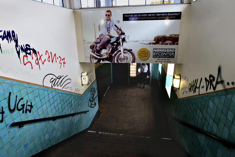 Stationen. Et mere klamt sted kan man næsten ikke finde på Nørrebro, og man får lyst til at skride ind over for de mennesker, der hærger stationen. 