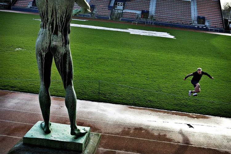 Afgang. Uffe Elbæks år som kulturminister var egentlig et stykke performancekunst, der indirekte skabte debat om kunst og kultur. 