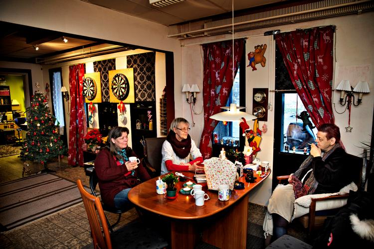 Vaskeri. Dorthe Chisholm (tv.) og Connie Arngrimsen (i midten) tog for et par år siden initiativ til at lave et mødested for »halvgamle fjolser« i det nedlagte vaskeri. 