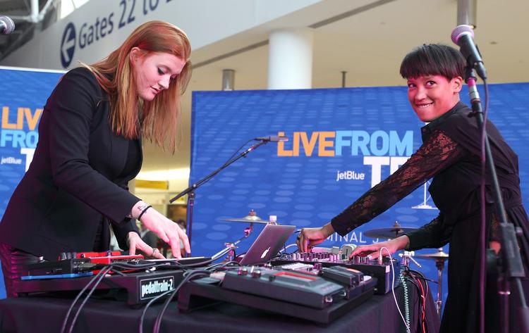 Pop. Allerede første gang man hører Icona Pops 'I Love It' ved man, at den her kan man lige så godt hejse det hvide flag med det samme. Den vil alligevel få ram på dig i den sidste ende. 