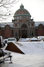 Sne. Gule teglsten gemmer sig under sneen på Dantes Plads, hvis tæppe løfter sig i små fine folder. 