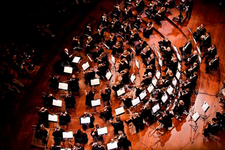 heftigt. DR SymfoniOrkestret koncentrerer sig under chefdirigent Rafael Frühbeck de Burgos om de mest tungtvejede klassikere. 