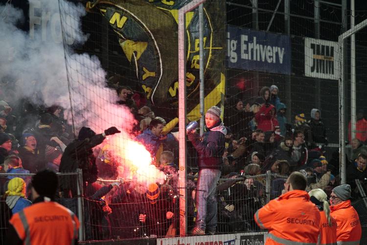 Pyroteknik. Det er tredje gang på ti dage at Brøndby-fans havde det lidt for sjovt på lægterne. 