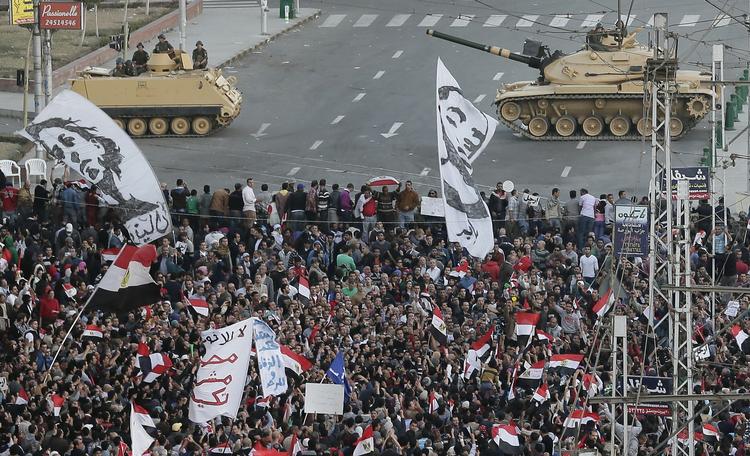 Indgreb. Det egyptisk militær måtte i går køre kampvogne frem for at blokere for demonstranter, der ville storme præsidentpaladset. Snart kan deres indsats blive endnu mere aktiv. 