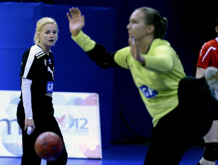 Rivaler. Sandra Toft (t.v.) kæmper med Cecilie Greve om pladsen mellem stængerne. 