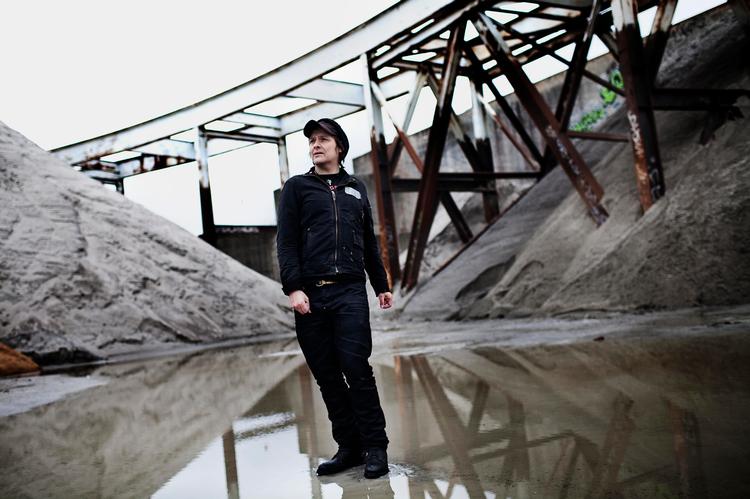 sporet. Peter Peter følger den vej, han begav sig ud på som barn, med musikken som vejviser og alskens monstre og særlige mennesker som følgesvende og legekammerater. 