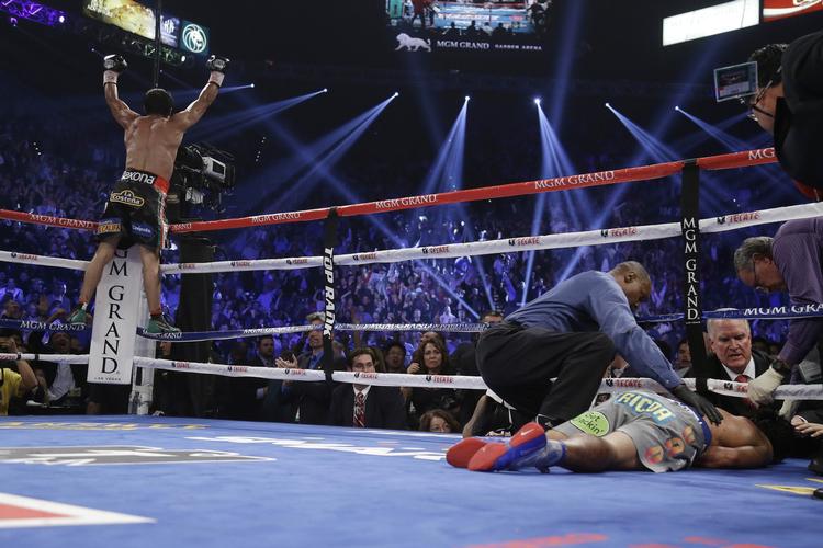 Knockout. Den mexicanske bokser Juan Manuel Marquez jubler efter at have slået Manny 'Pacman' Pacquiao ud. 