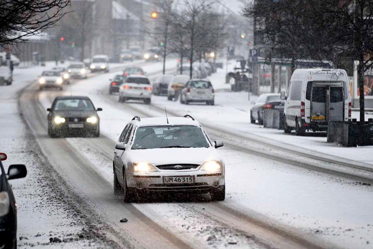 Trafikken glider, men det går langsommere end normalt, lyder det fra Vejdirektoratet. (Arkivbillede) 