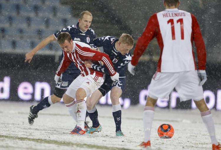 Hvidt. I mandags drillede sneen også i Aalborg men ikke mere end at superligaopgøret mod AGF blev gennemført. 