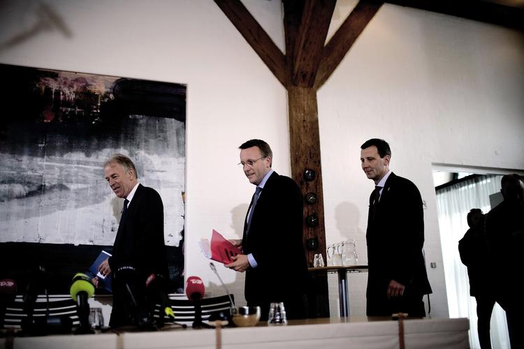 Svar. Justitsminister Morten Bødskov (i midten) og forsvarsminister Nick Hækkerup (til højre)ses her sammen med udenrigsminister Villy Søvndal. 
