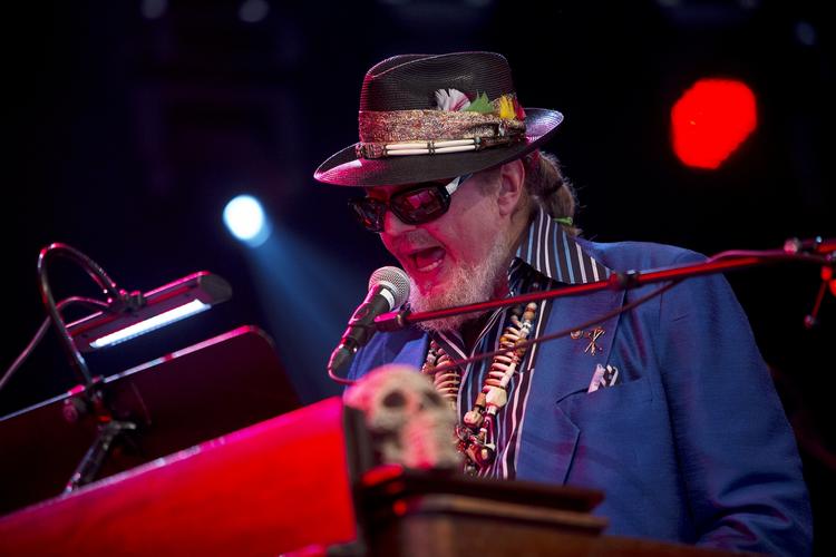 fedt. »Rebellion, revolution, is the final solution«, synger den gamle ulk. Her er han på Roskilde Festival. 