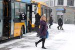 Der er forsinkelser på metro, tog og fly på grund af snestormen. 