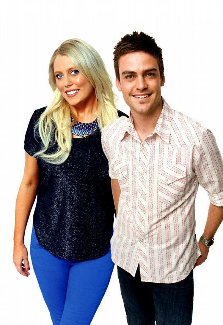 Humørskift. På dette billede ser de to radioværter, Mel Greig og Michael Christian, særdeles glade ud, men efter det tragiske dødsfald, der måske har forbindelse til deres udsendelse, modtager de nu krisehjælp. Ejerne af stationen har i dag sendt et brev til hospitalet, hvor den afdøde sygeplejerske arbejdede. 